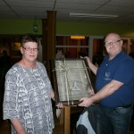 Overhandiging spiegel met gravure